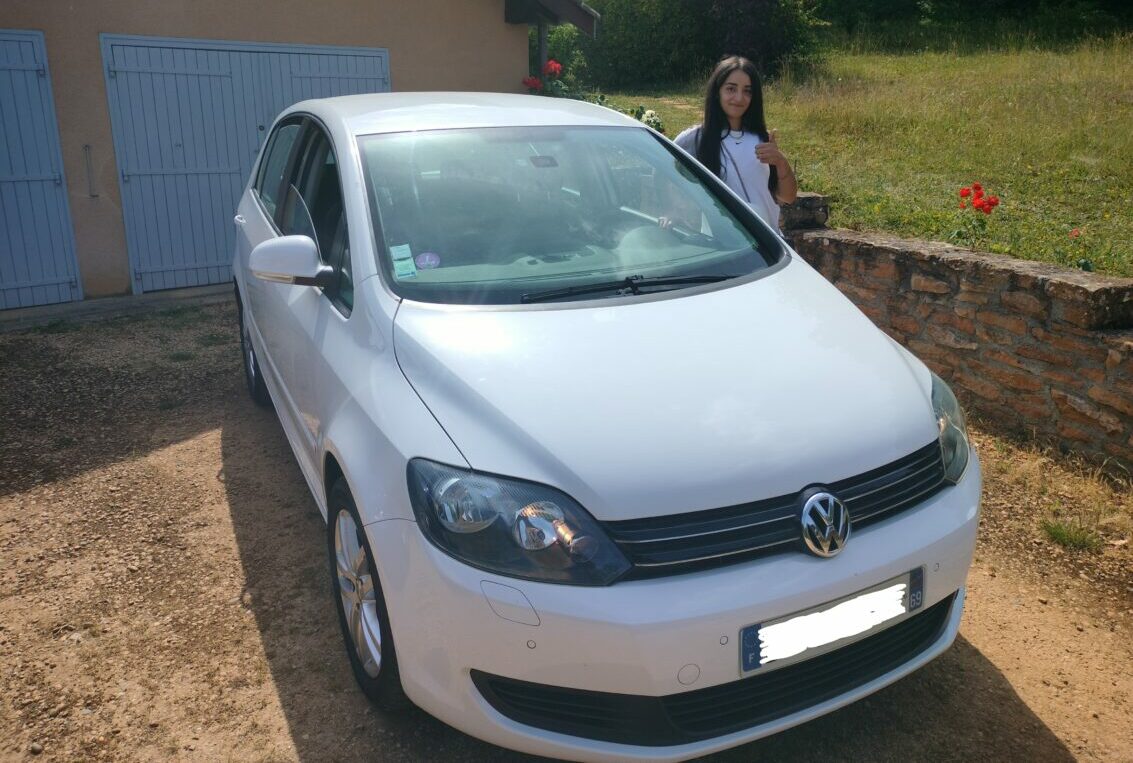 Conductrice inspectant sa voiture en toute confiance